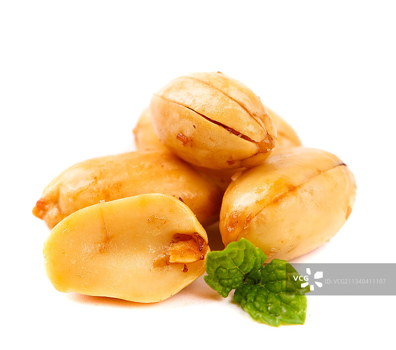 白底上摆放着酒鬼花生图片素材