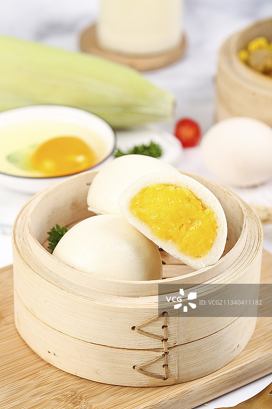 木板上放着奶黄馅包子图片素材