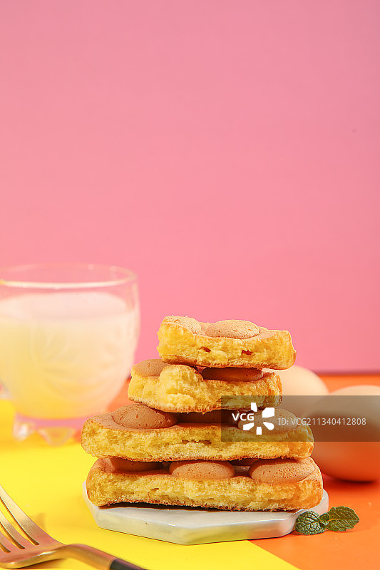 石板上的鸡蛋仔蛋糕图片素材