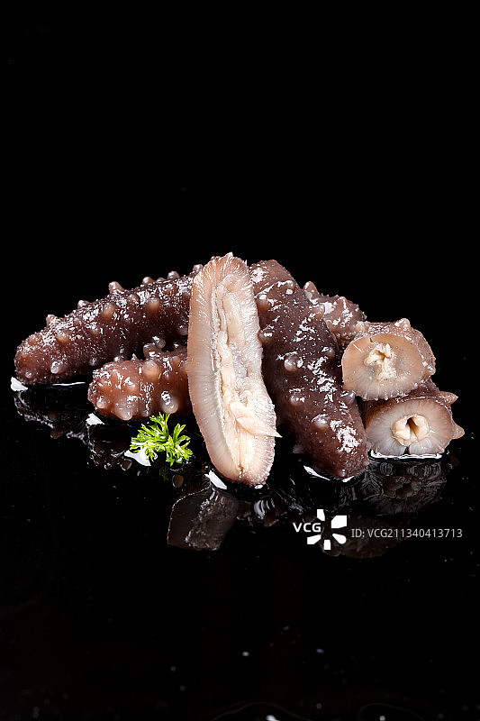 切开的海参放在黑底上图片素材