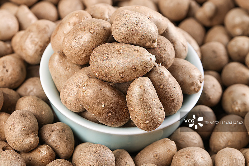 碟子里放着山药籽图片素材