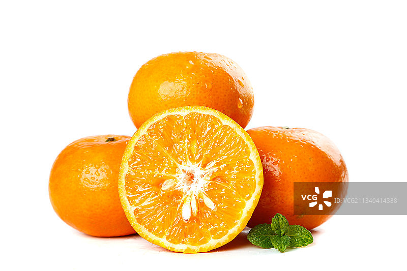 白底上放着切开的广西沃柑图片素材