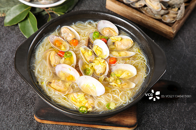 黑底上放着一锅花甲粉图片素材