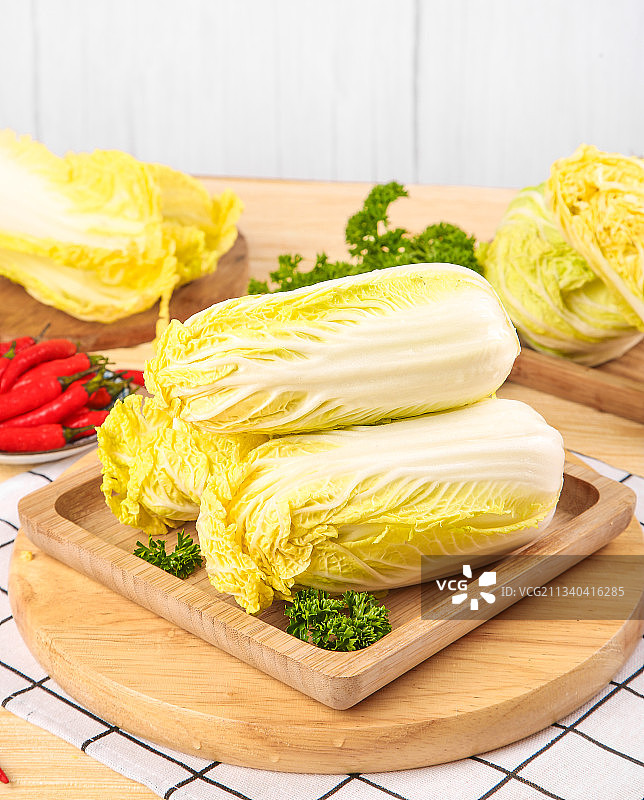 木板上放着高山娃娃菜图片素材