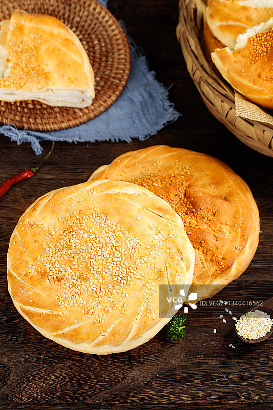 木板上放着芝麻烧饼图片素材