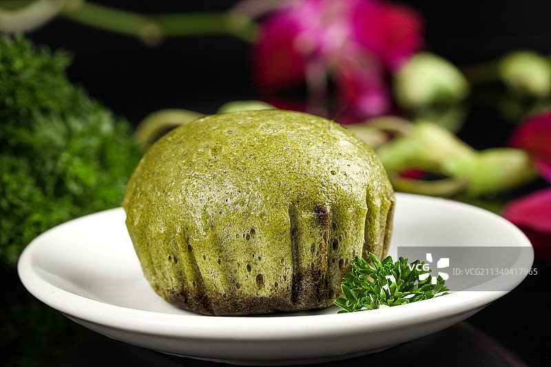 盘子里装着马拉糕图片素材