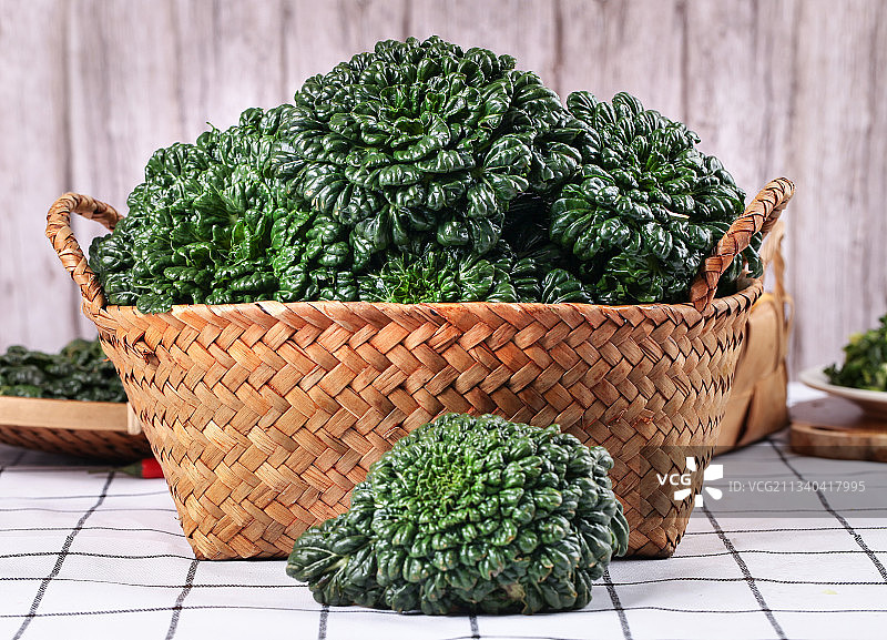 浅底上放着菊花菜图片素材