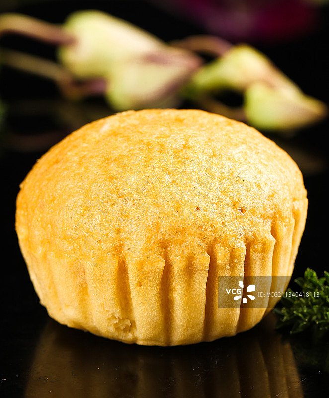 黑石板上放着广式马拉糕图片素材