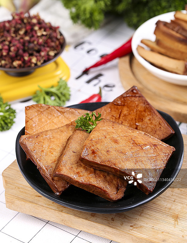 木板上放着豆干图片素材