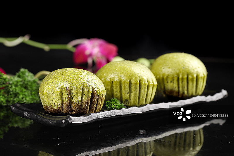 盘子里装着广式马拉糕图片素材