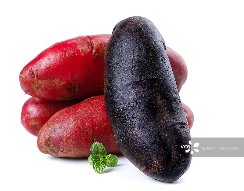 白底上放着红土豆和黑土豆图片素材
