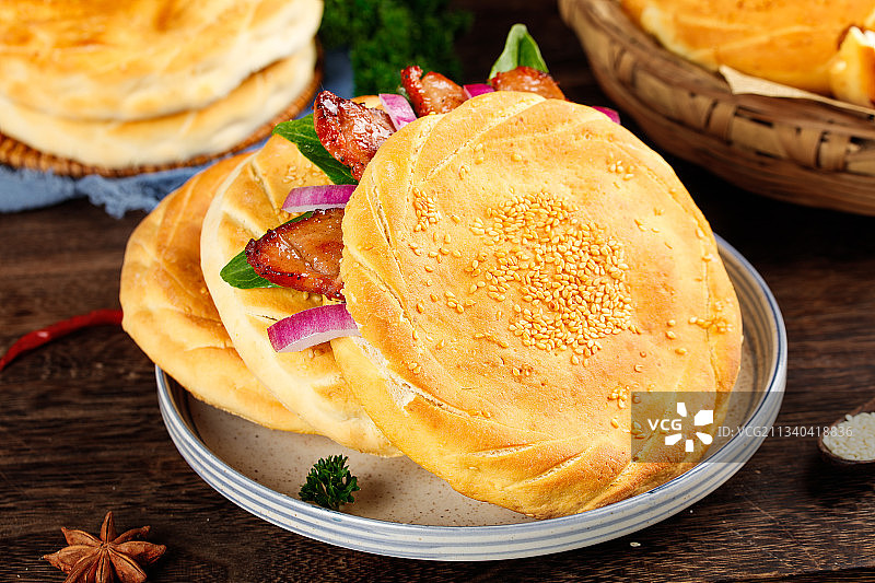 盘子里装着烧饼夹肉图片素材