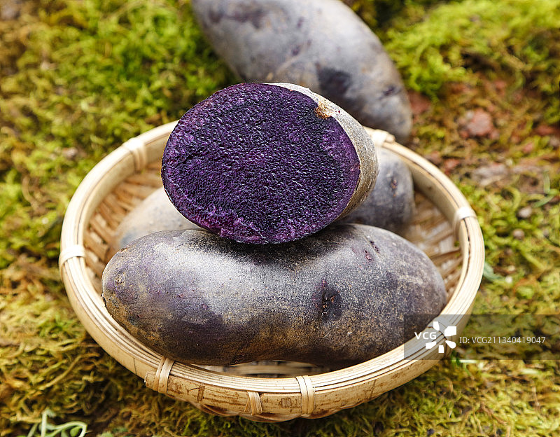 篮子里装青海黑土豆图片素材