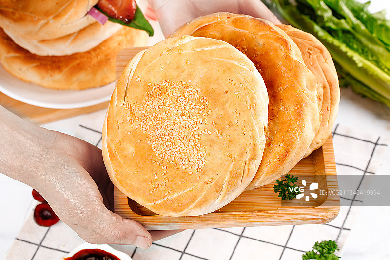 手里拿着手工烧饼图片素材