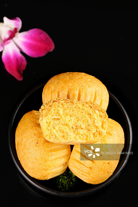 盘子里装着古法马拉糕图片素材