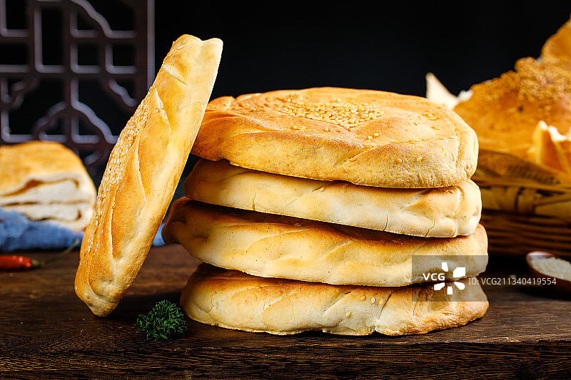 木板上放着芝麻烧饼图片素材