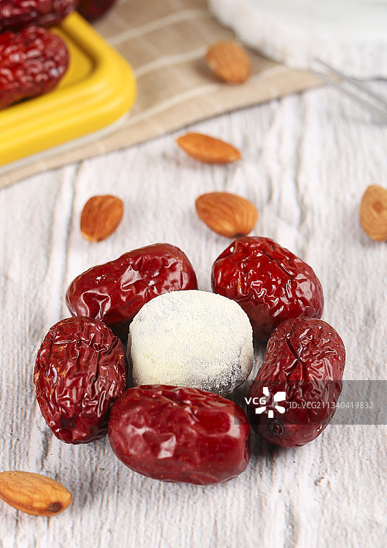 木底上的奶枣图片素材