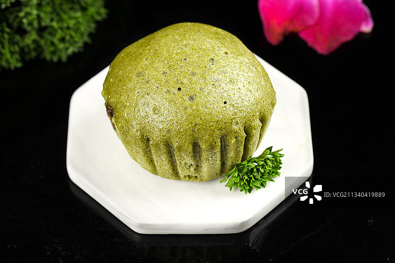 石板上放着抹茶巧克力马拉糕图片素材