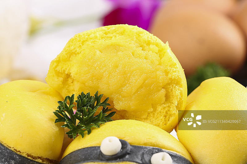 盘子里的小黄人奶黄卡通包图片素材