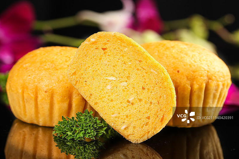 黑石板上放着广式马拉糕图片素材