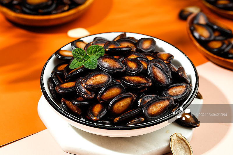 浅底上放着一碟西瓜子图片素材