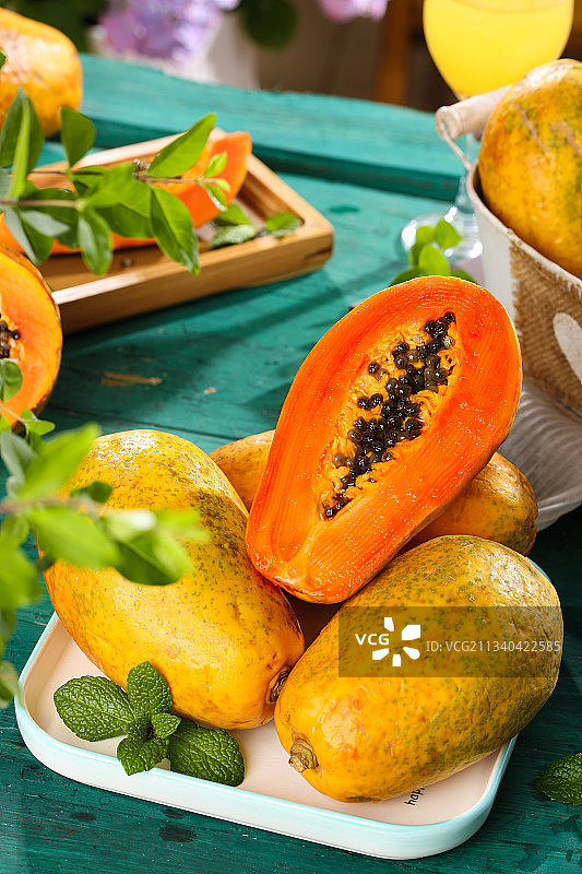 盘子里装着雷州红心木瓜图片素材