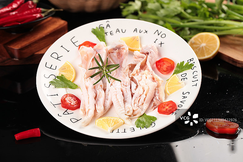 盘子里装着去骨鸡爪图片素材