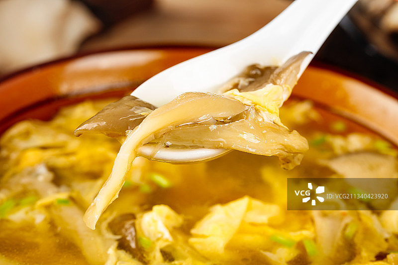 木底上放着一碗平菇鸡蛋汤图片素材