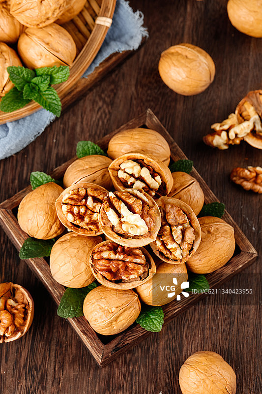 一盘云南核桃放在木底上图片素材