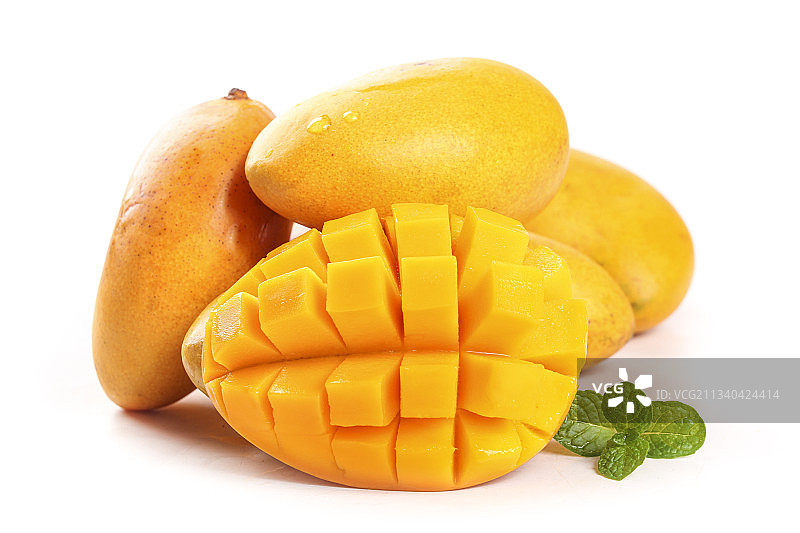 白底上放着切开的小台农芒果图片素材