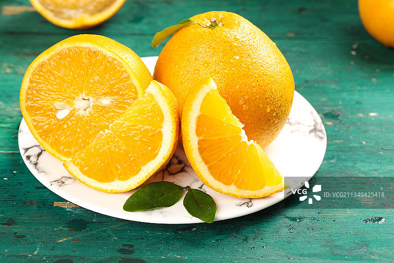 蓝底上放着一盘高山胡柚图片素材