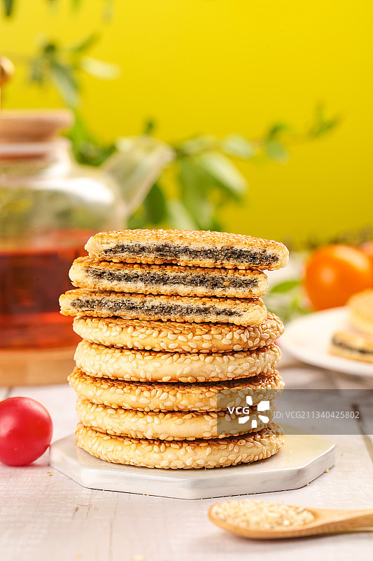 石板上放着芝麻馅饼图片素材