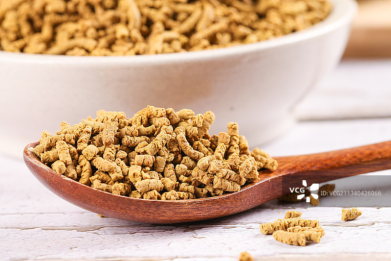 勺子里的全株黄苦荞图片素材