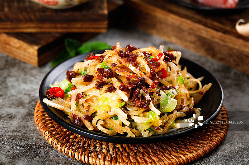 深底上放着一盘凉拌土豆丝图片素材