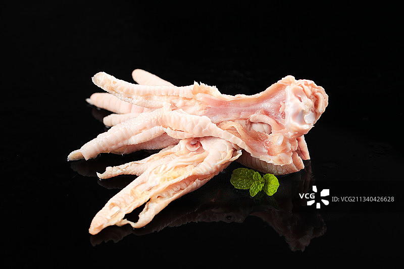 黑底上的无骨鸡脚图片素材