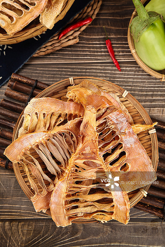 竹底上放着农家笋干图片素材