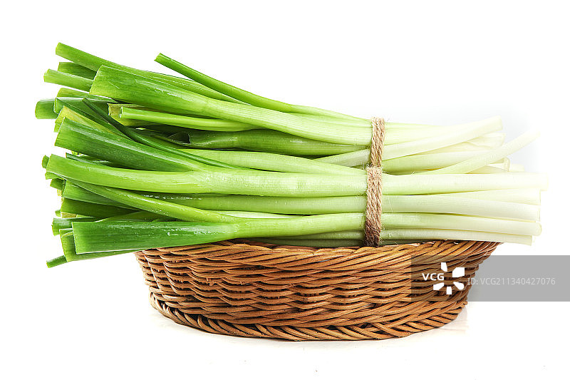 一筐山东大葱放在白底上图片素材