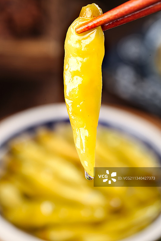 筷子上夹着贵州小米辣图片素材