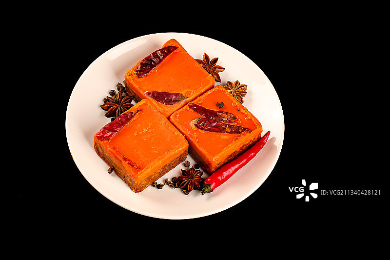 一盘麻辣火锅料放在黑底上图片素材