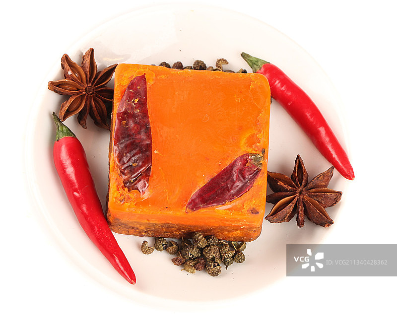 白底上放着一盘红油火锅料图片素材