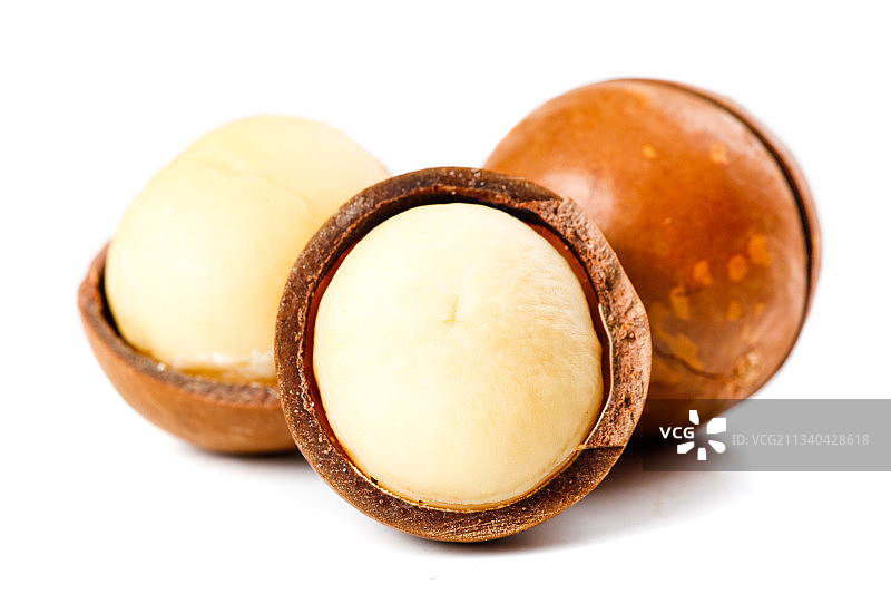 剥开的夏威夷果放在白底上图片素材