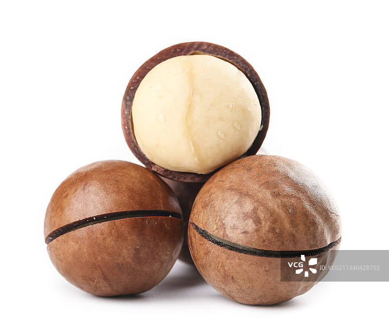 剥皮的夏威夷果放在白底上图片素材