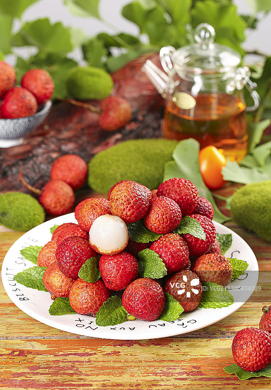 盘子里装着荔枝图片素材