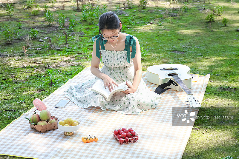 女孩正在看书图片素材