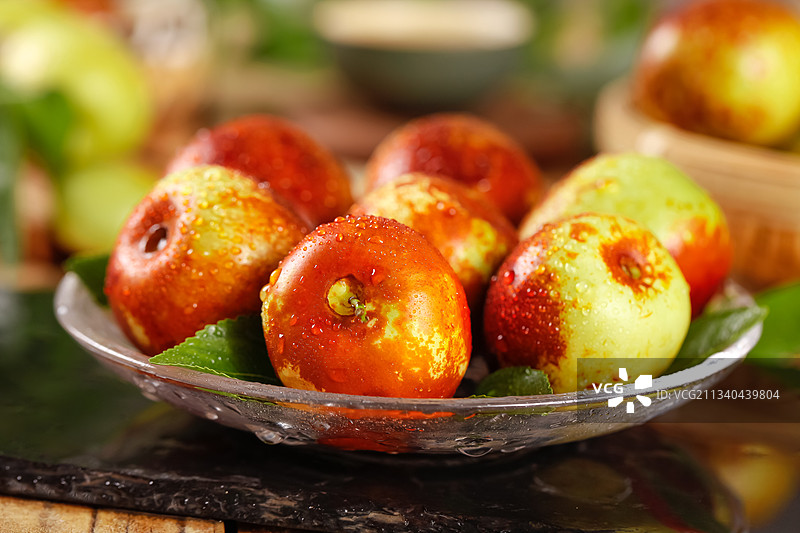 盘子里装着脆甜枣图片素材