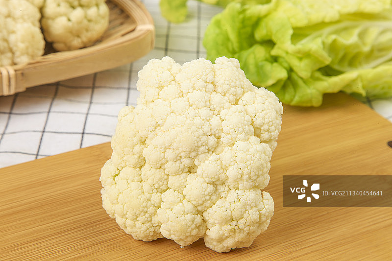 木板上放着椰菜花图片素材