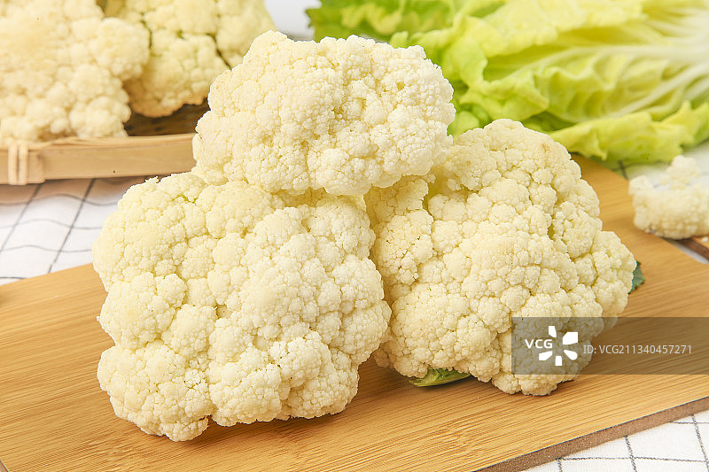 木板上放着椰菜花图片素材