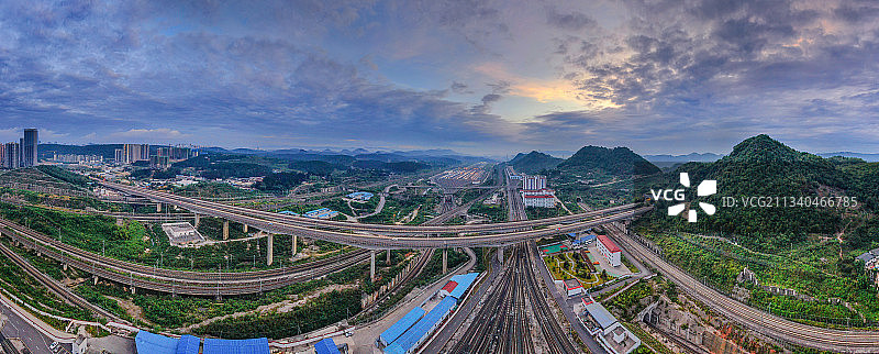 贵阳北站动车停车所几年前这里还是一片高低不平的山坡图片素材