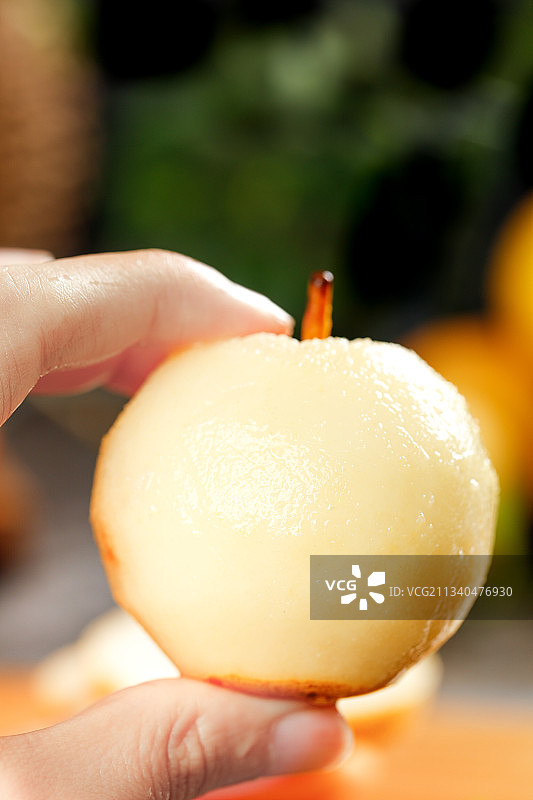 手里拿着梨子图片素材