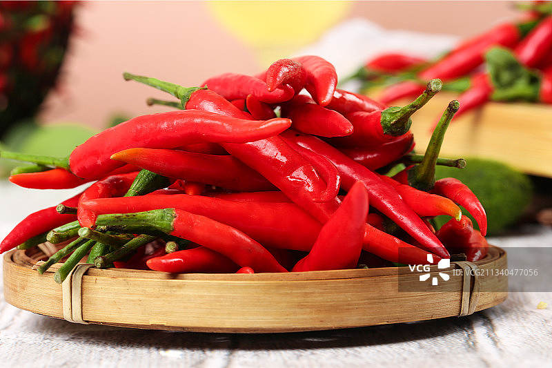 篮子里放着小米椒图片素材